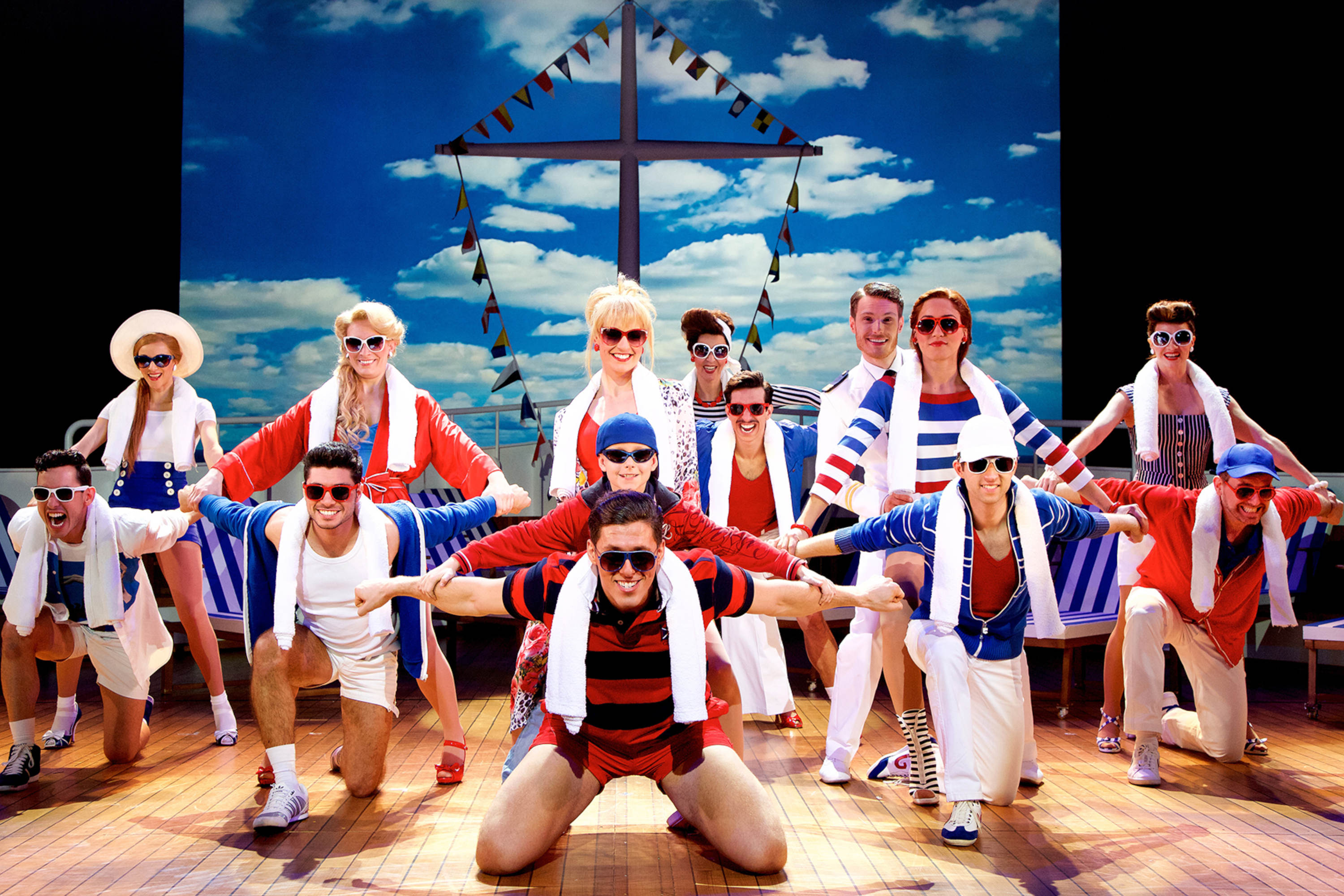 Ich war noch niemals in New York Darsteller:innen des Musicals "Ich war noch niemals in NY" auf der Bühne