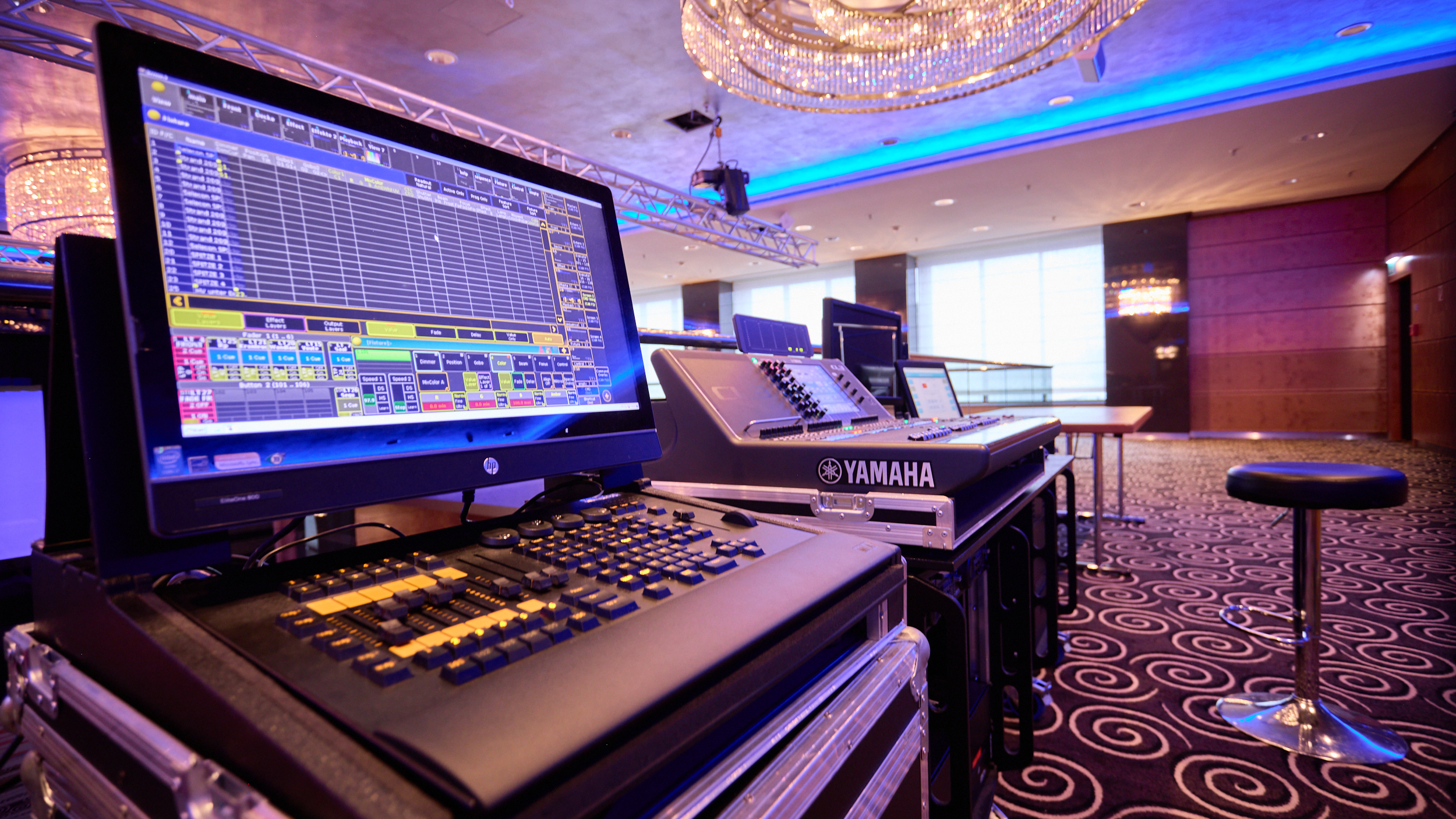Moderne Eventtechnik im Veranstaltungsraum Professionelles Licht- und Mischpult in einem modern ausgestatteten Veranstaltungsraum mit Bühne.
