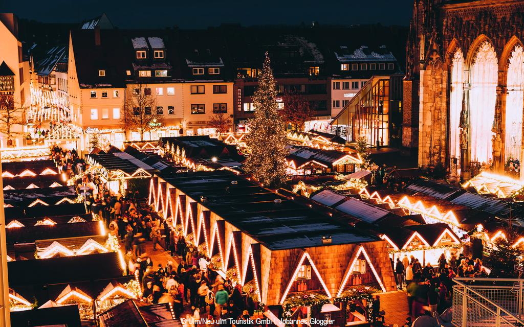 Ulmer Weihnachtsmarkt Weihnachtsmarkt in Ulm bei Nacht mit festlich beleuchteten Marktständen