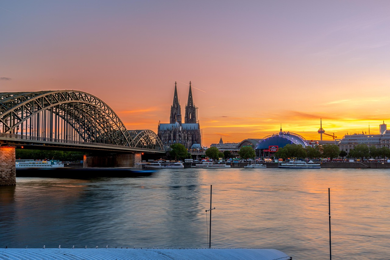 Köln bei Sonnenuntergang Kölner Dom und Hohenzollernbrücke am Rhein bei Sonnenuntergang