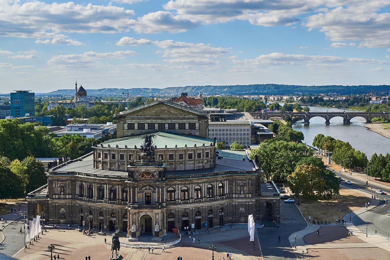 Semperoper Dresden Luftaufnahme der Semperoper in Dresden mit dem Theaterplatz, der Elbe und der Dresdner Altstadt im Hintergrund
