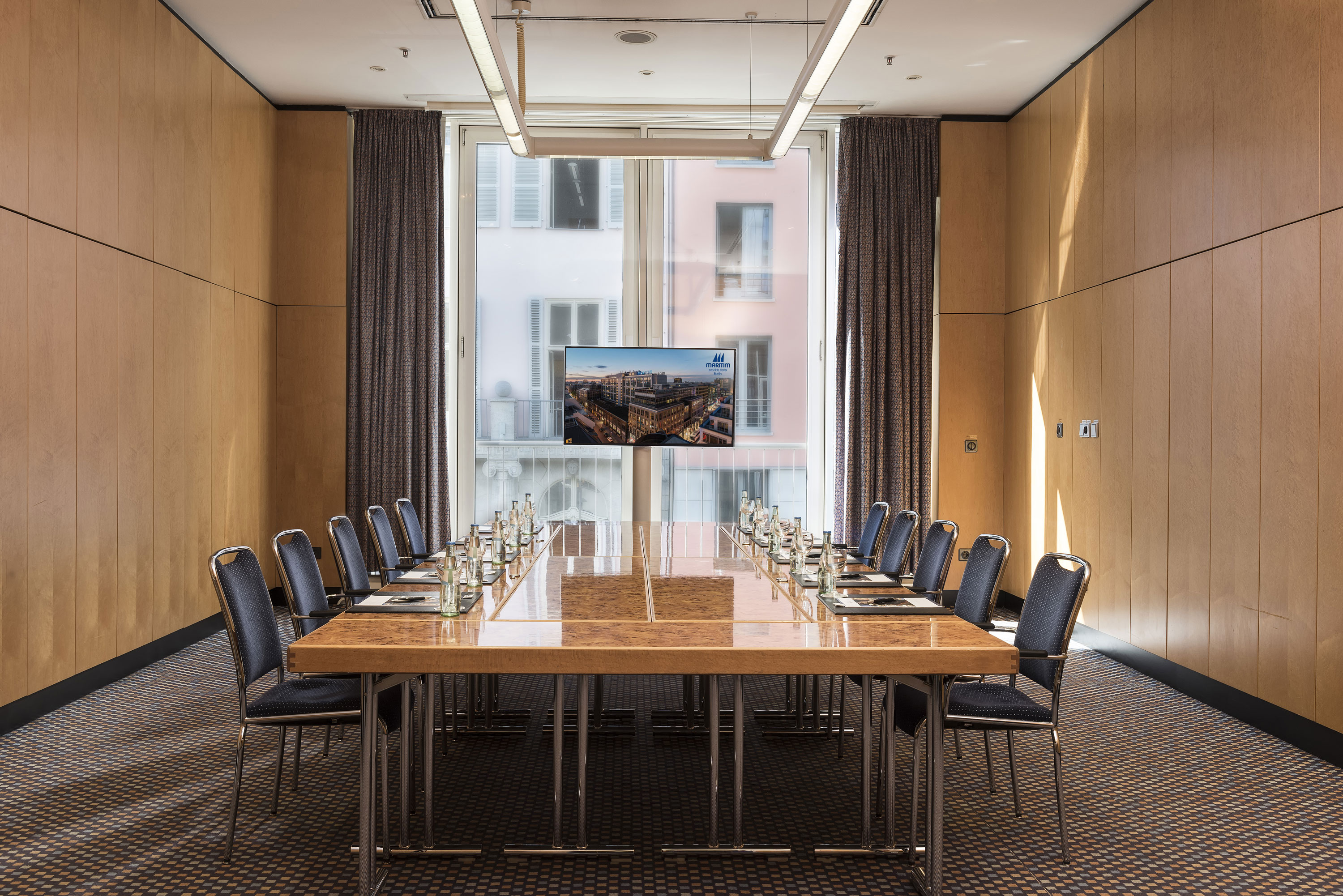 Salon 1 in Berlin Salon I im Maritim proArte Hotel Berlin, Konferenzraum mit natürlichem Licht und moderner Konferenztechnik.