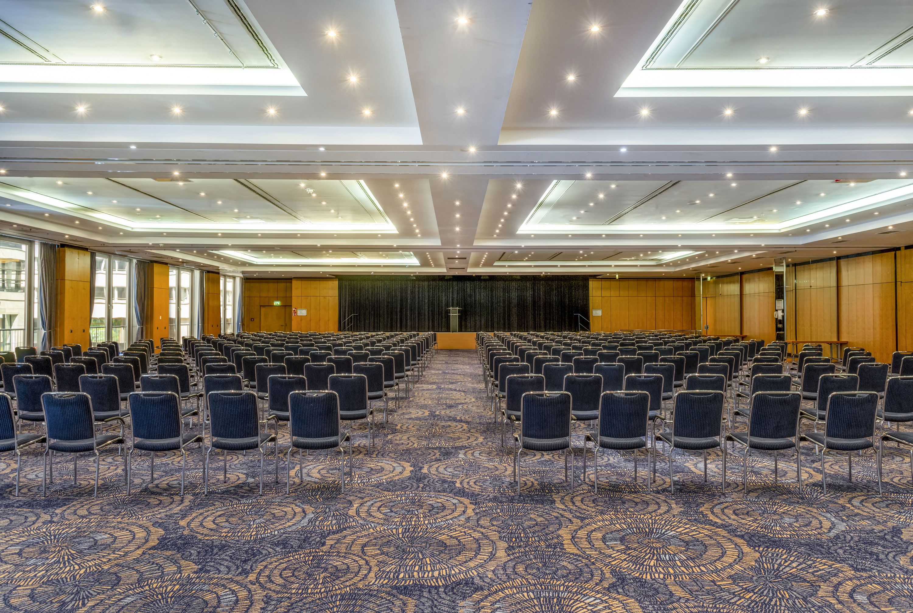 Berlin Moderner Konferenzsaal im Maritim proArte Hotel Berlin mit Bestuhlung für große Veranstaltungen und Präsentationen.