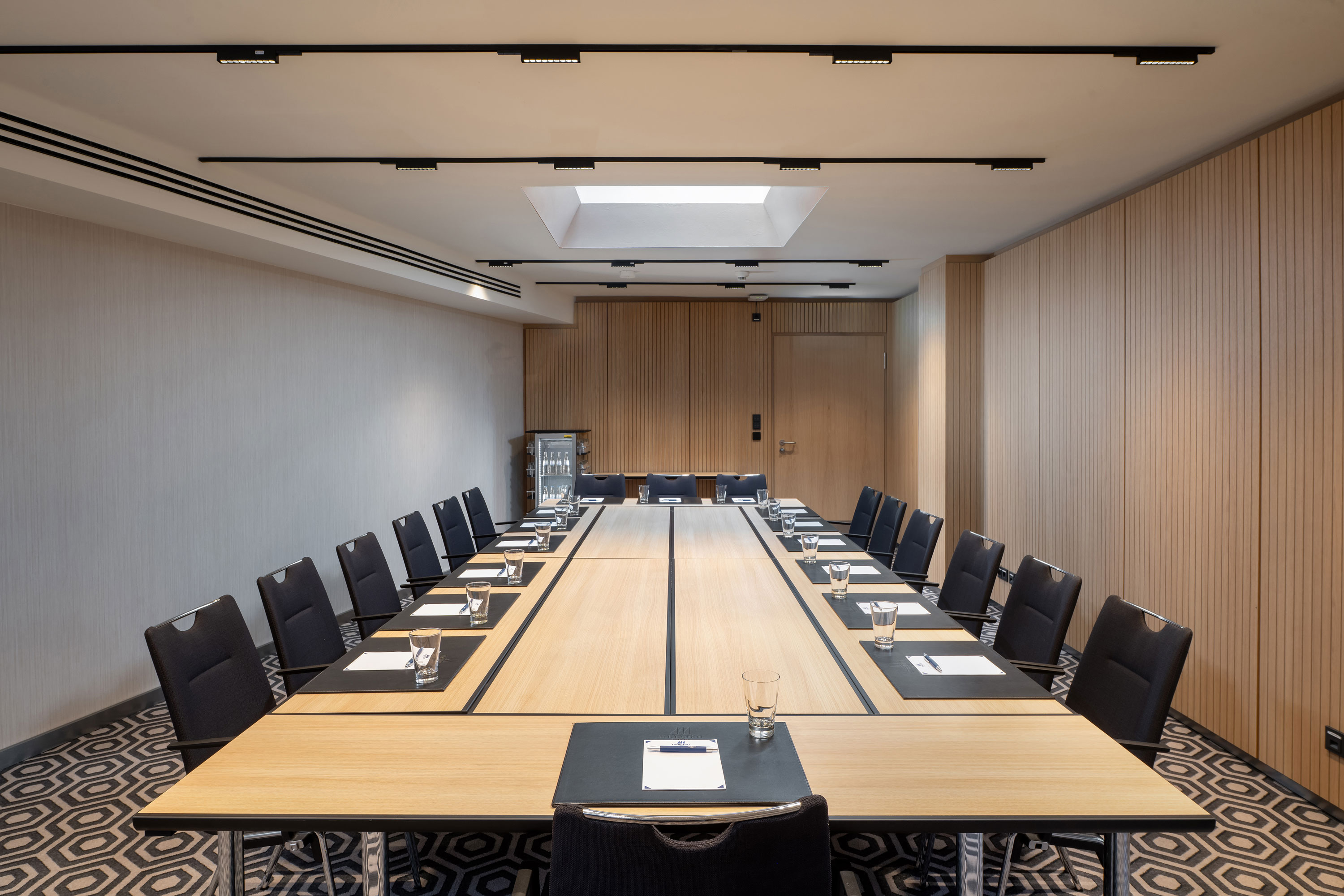 Meetingraum 2 Meetingraum 2 mit U-förmiger Bestuhlung, Konferenztischen, moderner Technik und ruhigem, professionellem Ambiente.