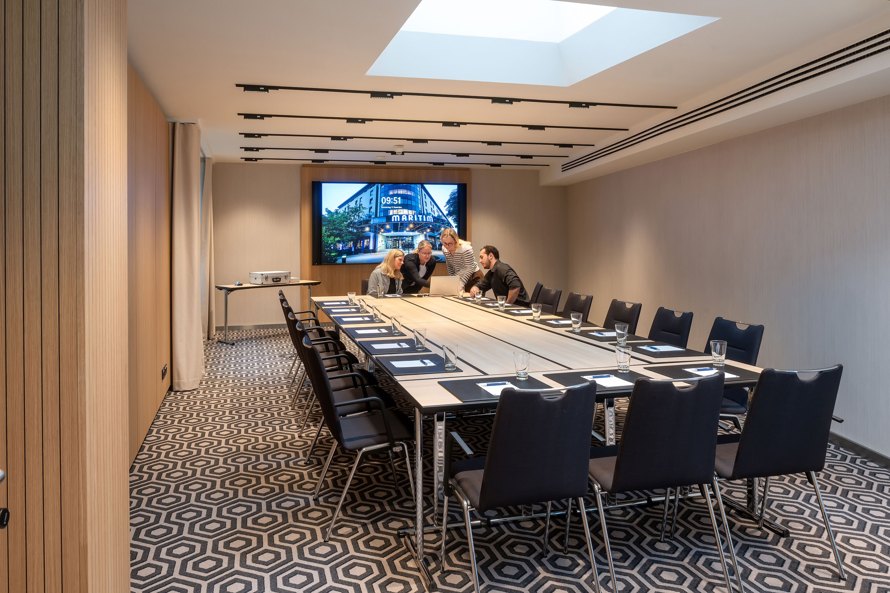 Meetingraum 2 Meetingraum 2 mit Konferenztisch, moderner Technik, Bildschirm und professionellem Ambiente für Besprechungen.