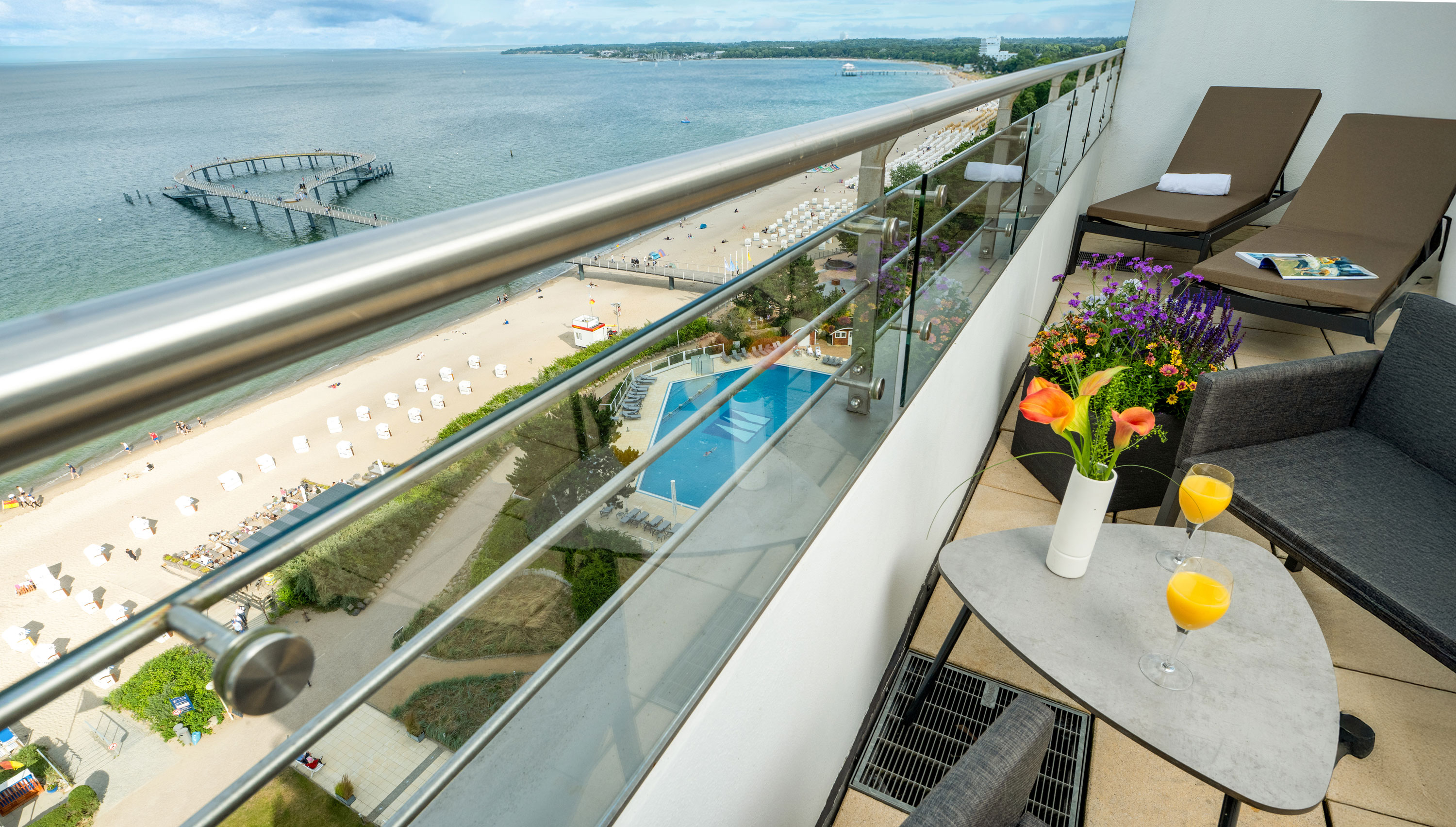 Balkon im Maritim Seehotel Timmendorfer Strand mit Blick auf Strand, Seebrücke und Ostsee