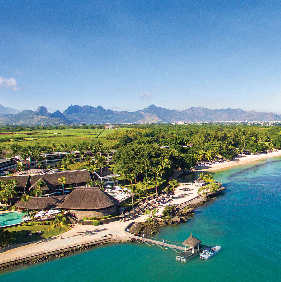 Außenansicht der Hotelanlage Das Maritim Resort & Spa Mauritius bietet eine atemberaubende Aussicht auf den Strand und das klare, tropische Wasser